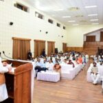 सीएम धामी ने नगर निगम महापौर एवं नगर पालिका अध्यक्षों से संवाद किया