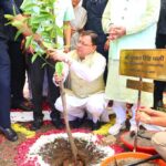हरेला पर्व पर राज्यव्यापी पौधारोपण कार्यक्रम में मुख्यमंत्री ने रोपा रुद्राक्ष का पौधा