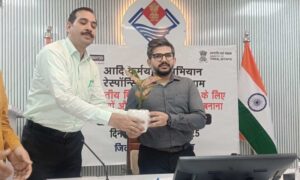 सीडीओ ने ‘‘आदि कर्मयोगी मिशन’’ के प्रतीक चिन्ह का किया अनावरण, अधिकारियों को सत्यनिष्ठा से मिशन पूर्ण करने की दिलाई शपथ