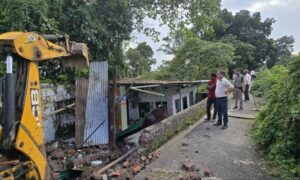 अवैध अतिक्रमण पर थम नहीं रहा जिला प्रशासन का प्रहार; दो स्थानों पर अतिक्रमण ध्वस्त