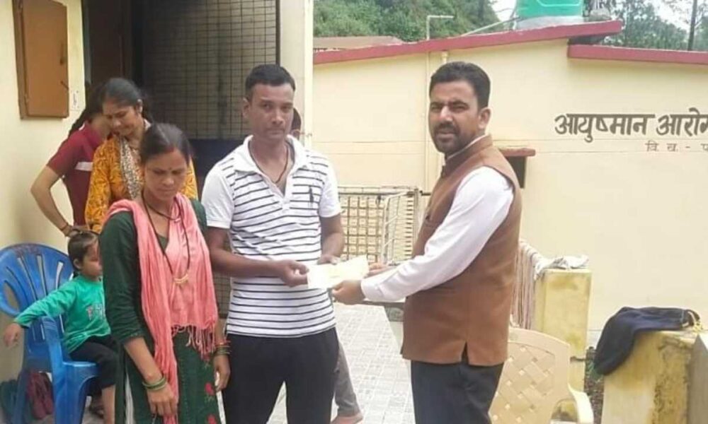 सीएम घोषणा के अनुरूप प्रभावित क्षेत्रों में वितरित किये राहत राशि के चेक