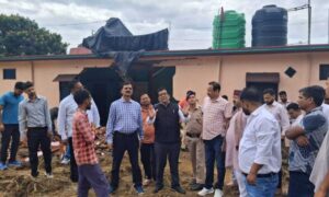 देवत गांव में पत्थर गिरने की घटना के बाद जिलाधिकारी का स्थलीय निरीक्षण, प्रभावित ग्रामीणों के पुनर्वास की व्यवस्था