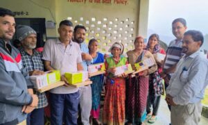 तालजामण में आपदा प्रभावित परिवारों को UREDA द्वारा सोलर लालटेन वितरित